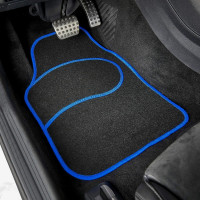 Set 4 Covorase auto din Mocheta, model Universal, culoare Negru cu margine Albastra, dimensiuni fata 64 x 44cm | spate 44 x 29cm Set 4 Covorase auto din Mocheta, model Universal, culoare Negru cu margine Albastra, dimensiuni fata 64 x 44cm | spate 44 x 29cm